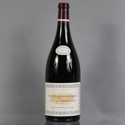 une bouteille de vin posée sur une table