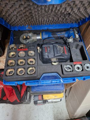 une boîte à outils bleue avec des outils sur le sol