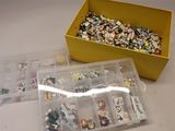 deux boîtes remplies de Lego posées sur une table