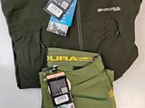 un sac posé par terre à côté d'un téléphone portable