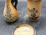 deux vases et une assiette posés sur une table