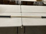 quatre tables sur lesquelles est posée une queue de billard