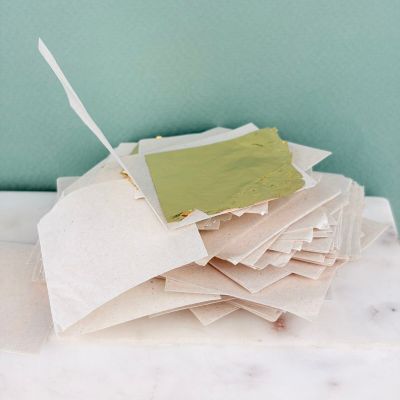 une pile de papiers posée sur une table, avec un stylo