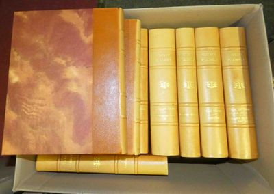 une boîte de livres posée sur une table
