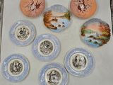 de nombreuses assiettes ornées de photos de personnes, posées sur une table