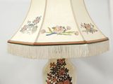 une lampe posée sur une table et munie d'un abat-jour