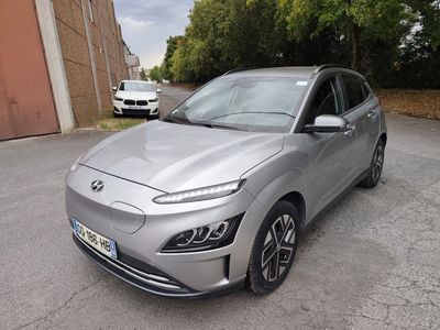 La voiture argentée est garée sur le bord de la route.