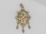 un pendentif en émail doré, turquoise et rose