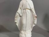 une statue représentant une femme portant un voile sur la tête