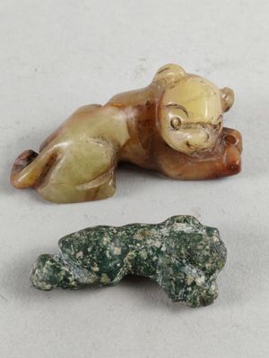 deux petites figurines posées sur une table