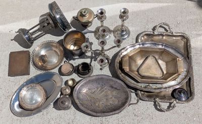beaucoup d'objets en argent qui traînent par terre