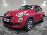 Le SUV Fiat rouge est garé dans une grande pièce.