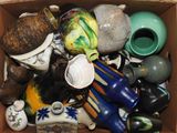 une boîte en carton remplie de vases divers et variés