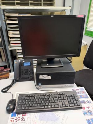 un bureau équipé d'un ordinateur et d'une imprimante