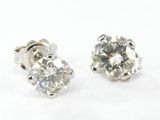 une paire de boucles d'oreilles en diamant sur fond blanc