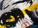 peinture noire et jaune appliquée sur une surface blanche, avec une bande jaune