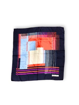 un gros plan d'un foulard carré sur fond blanc