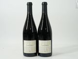 deux bouteilles de vin posées l'une à côté de l'autre sur une table