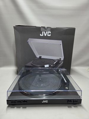 une photo d'un tourne-disque posé sur une table à côté d'une boîte