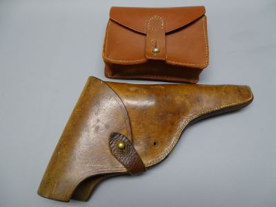 Deux morceaux de cuir sont posés sur une table, à côté d'un portefeuille.