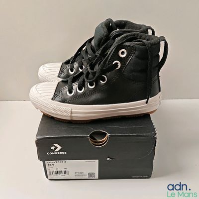 une paire de chaussures noires posée sur une boîte noire