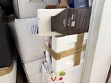 une pile de cartons à l'arrière d'un camion de déménagement