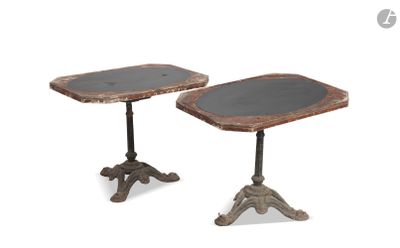 paire de tables d'appoint anciennes sur des pieds en fonte