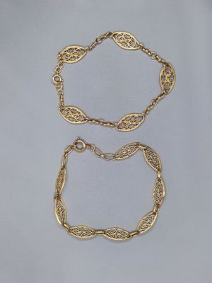 deux bracelets en or sur fond blanc