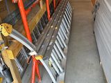 un long banc métallique au milieu d'un entrepôt
