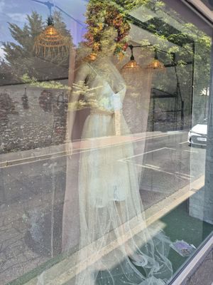 un mannequin dans la vitrine d'une boutique de vêtements