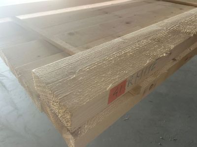 un gros plan sur un morceau de bois posé sur une table