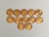 gros plan d'une pile de pièces d'or sur une surface blanche