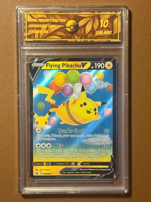 gros plan d'une carte pokemon dans un étui en plastique