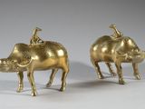 paire de figurines en laiton représentant un taureau et un cochon
