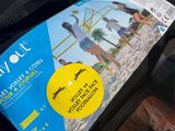 un sac sur lequel est collé un autocollant, posé sur un banc
