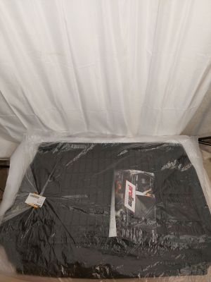un matelas emballé dans du plastique et posé à même le sol