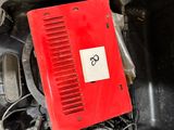 une boîte rouge posée sur le toit d'une voiture noire