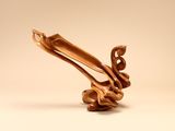 sculpture en bois représentant un oiseau perché sur une branche, sur fond blanc