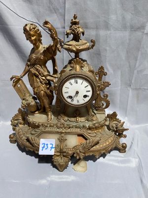 une horloge posée sur une table