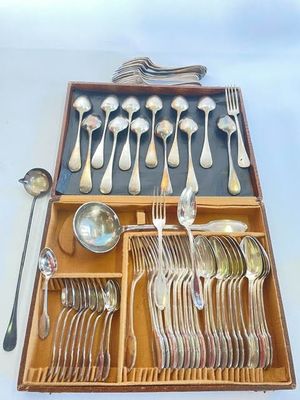 une boîte en bois contenant de l'argenterie et des cuillères