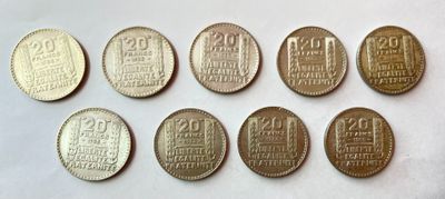 six types de pièces différents sont présentés sur une surface blanche