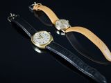 deux montres posées sur une surface noire