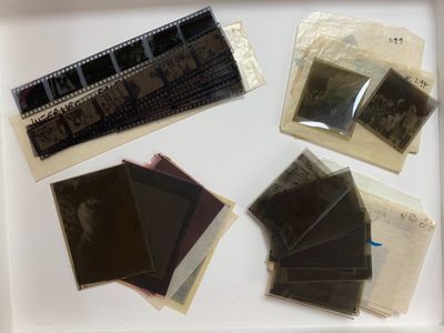 une photo montrant une collection de vieilles photos dans une boîte blanche