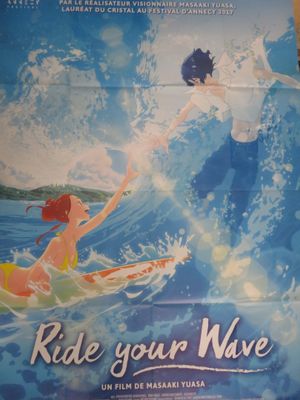 affiche du film « Ride Your Wave », sur laquelle figurent un jeune homme et une jeune femme sur une planche de surf
