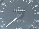 un gros plan sur le compteur de vitesse d'une voiture