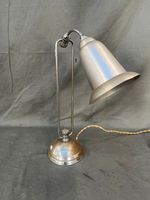 Lampe de bureau articulée en métal chromé.