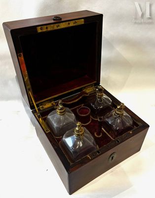 Nécessaire à parfum début 19 -ème en bois naturel et placage…
