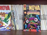 de nombreuses bandes dessinées rangées sur une étagère d'une bibliothèque