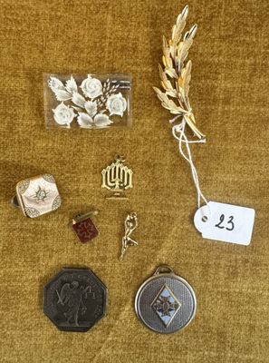 un grand nombre d'objets posés sur la table