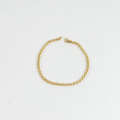 Le bracelet à perles dorées est présenté sur un fond blanc.